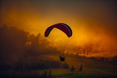 日落时滑翔伞